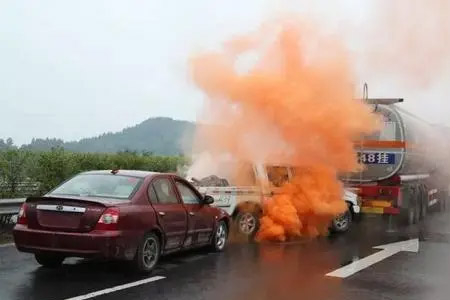 大兴黄村地道路事故车拖车,事故车拖车救援,汽车拖车,24小时流动补胎